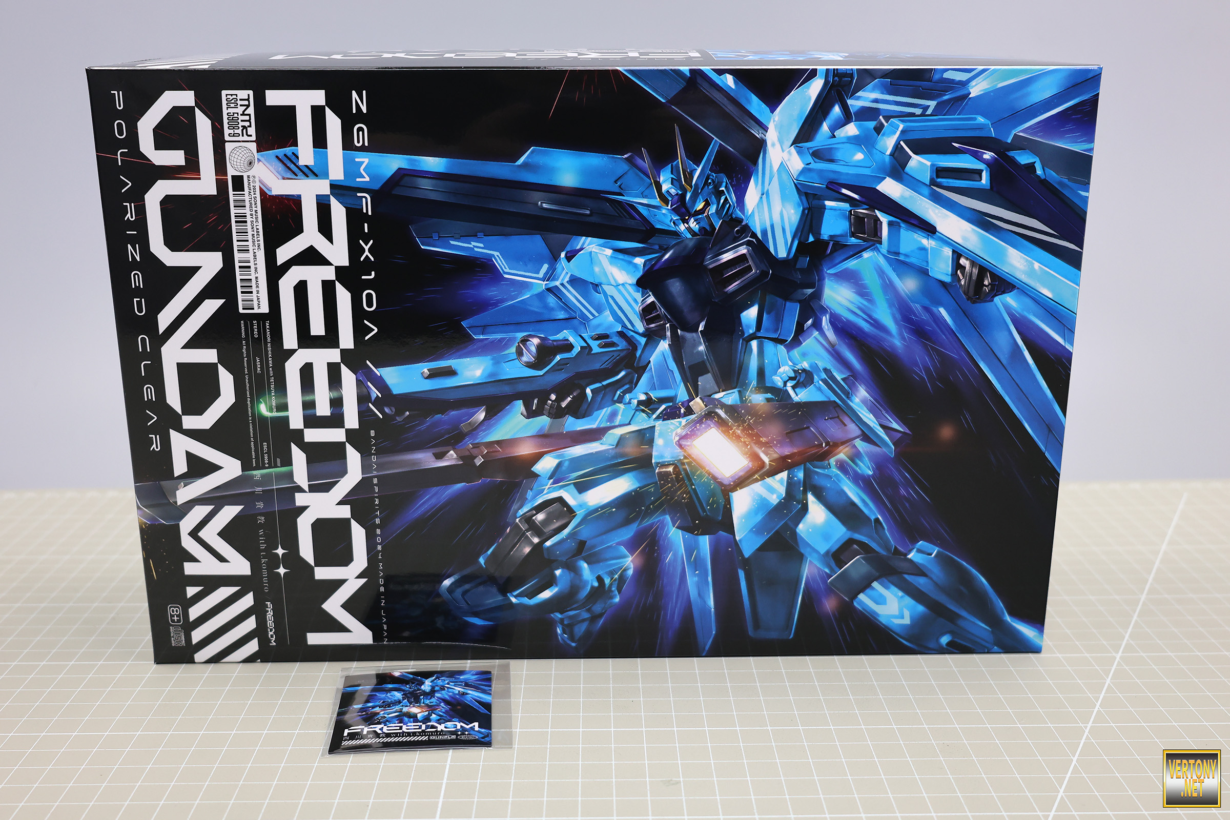 FREEDOM (完全生産限定盤) CD＋オリジナルガンプラ＋初回限定特典 Amazon.co.jp: 【外付け特典あり】 FREEDOM (完全生産限定盤