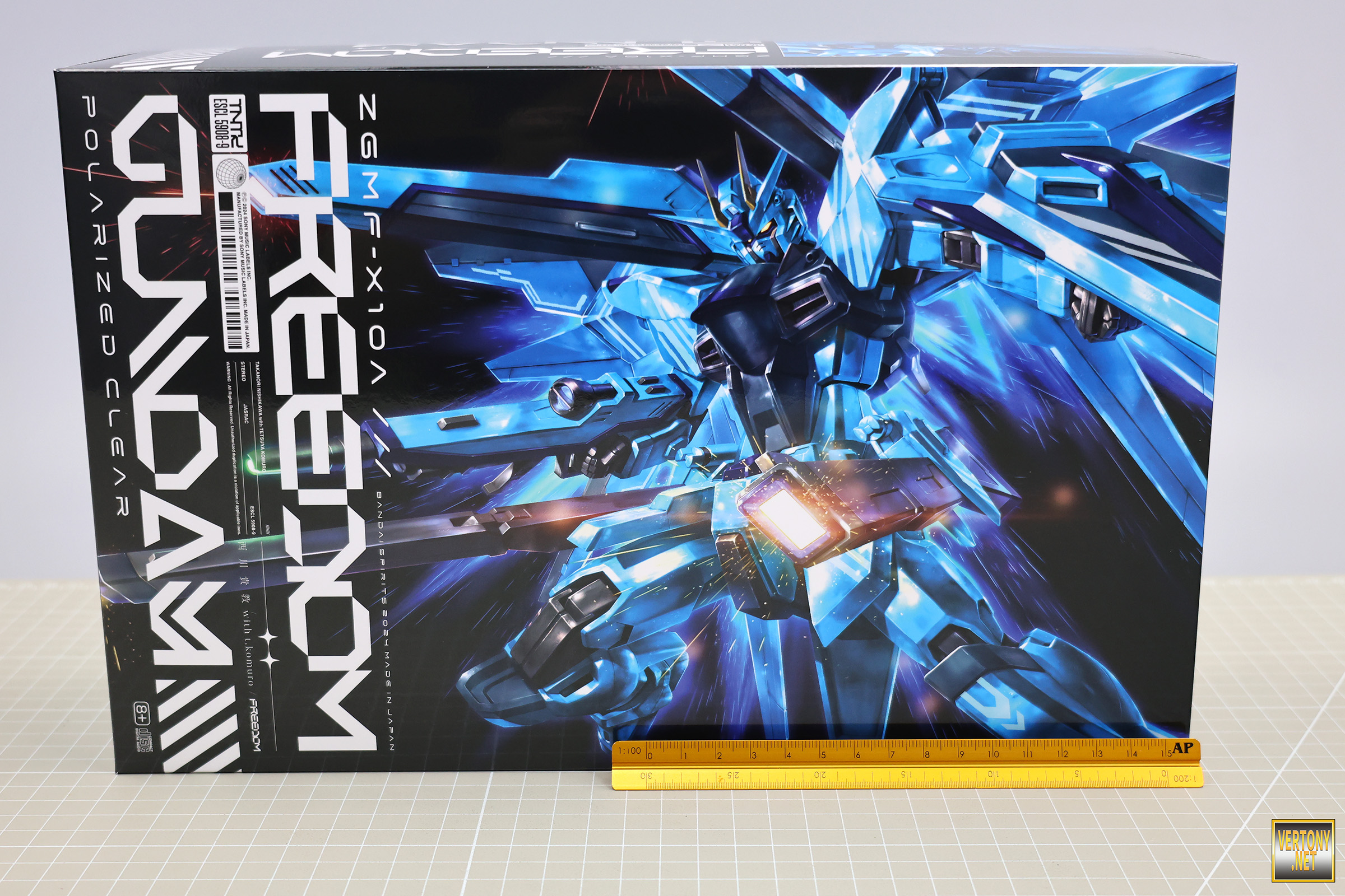 萬代HG 1/144 自由鋼彈[偏光透明配色]+西川貴教with t.komuro
